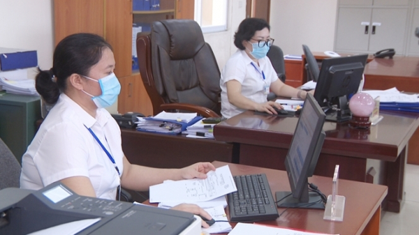 Cán bộ KBNN Cẩm Phả, Quảng Ninh xử lý chứng từ trên dịch vụ công trực tuyến